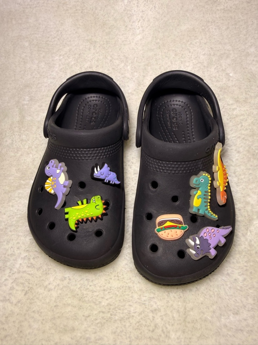 Crocs kids Classic clog black with 7 charms size C10